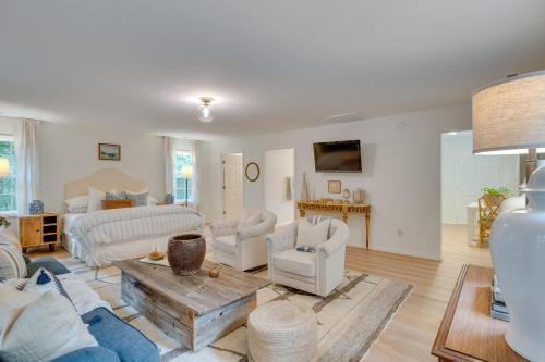 Cave Spring Wohnung | Idyllic Cave Spring Studio with Patio and Fire Pit!