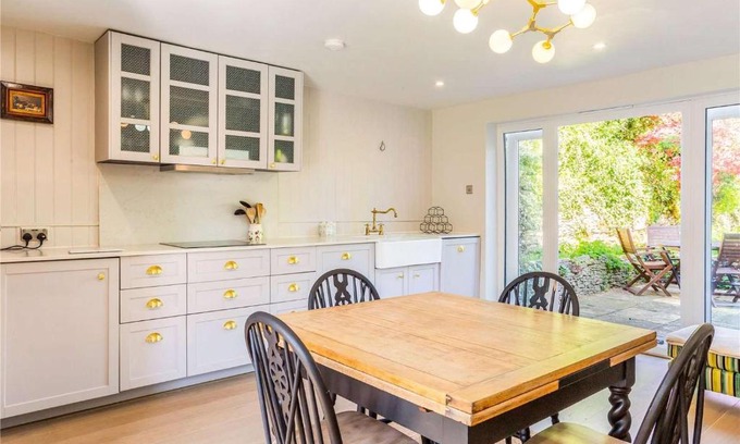 Ablington Villa | Idyllic Cotswold stone cottage with private garden, views and modern conveniences