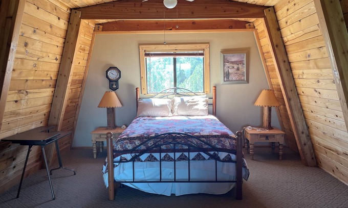Timberland Acres Kabine | ImageKiwi Hilltop Retreat: 3-Bedroom Cabin with Stunning Views, Wi-Fi, & AC.