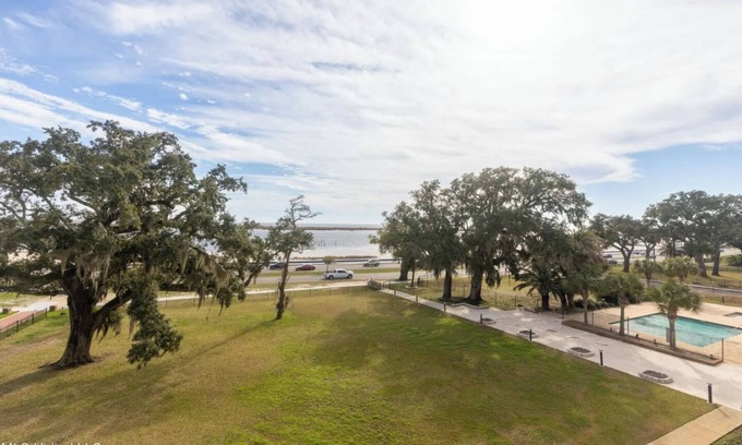 Biloxi Eigentumswohnung | Imagine Waking Up to This View! Relax at a 2-Bedroom Beach Condo in Biloxi, MS