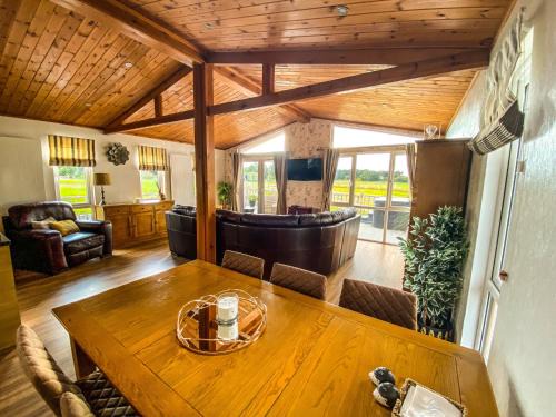 Fangfoss Haus | Immaculate 3-Bedroom Private Lodge near York
