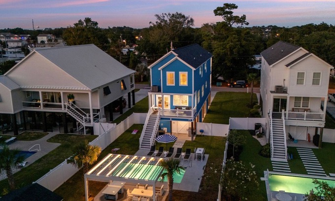 Garden City Haus | Immaculate 5BR Retreat- Pool and More! The Blue Palm