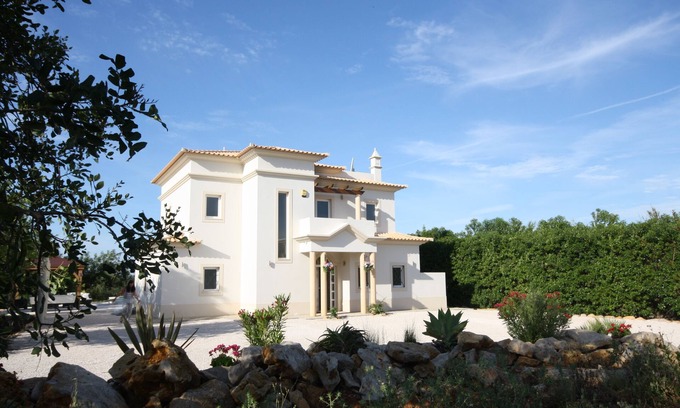 Olhao Villa | Makellose und luxuriöse moderne Villa mit großem Infinity-Pool und Spa (für 10 Personen)
