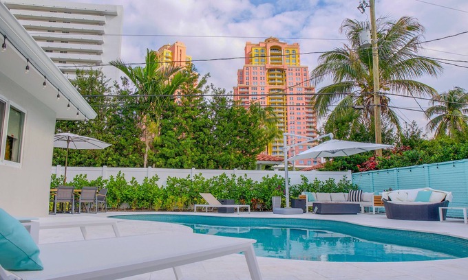Dolphin Isles Haus | Immaculate Pool House - Only Two Blocks to the Beach!!!!
