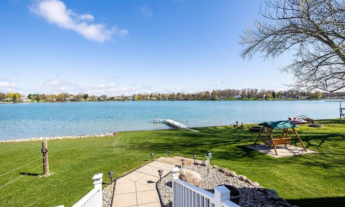 Moscow Haus | Immaculate Waterfront Cottage on Silver Lake in Irish Hills