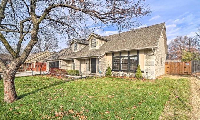 South Tulsa Haus | Immaculate Woodland View Retreat with Hot Tub