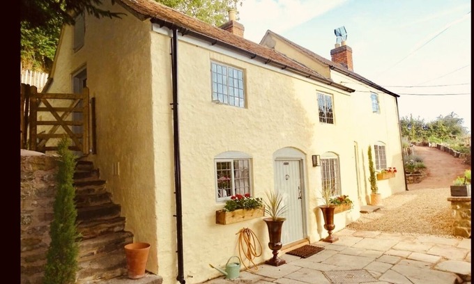 Longhope Hütte | Impeccable 3-Bed 17th Century Luxury Cottage