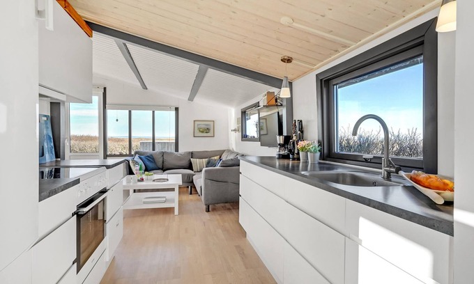 Logstor Haus | In 1st row and only 100 m from the beach, this light-flooded vacation home welcomes you.