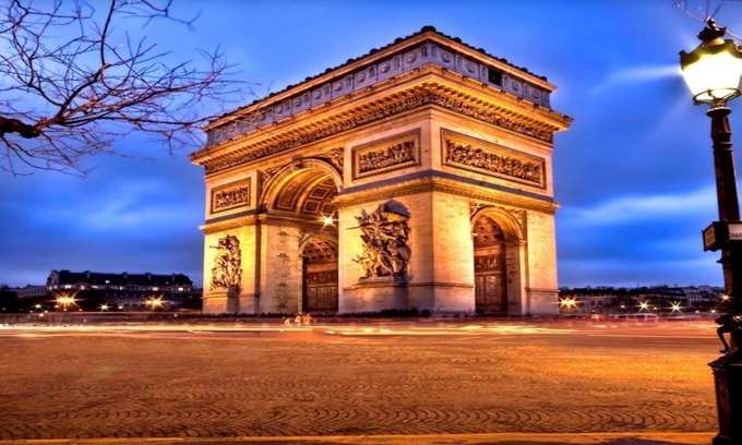Champs-Elysees Wohnung | IN AN ELEGANT SETTING AND FLOODED WITH LIGHT – CHAMPS ELYSEES -RUE JEAN MERMOZ