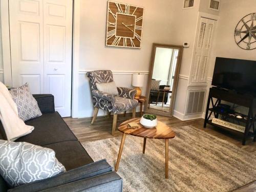 Downtown Dunedin Wohnung | In the Heart of Downtown Dunedin One Bedroom Apt NO KIDS, NO PETS