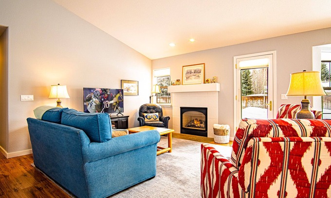 Hailey Haus | In the Heart of Hailey; PRIVATE PET-FRIENDLY 3 bedroom home with garage