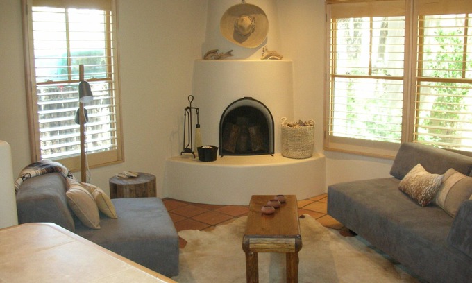 Northeast Santa Fe Eigentumswohnung | In der Stadt, aber ruhig und privat