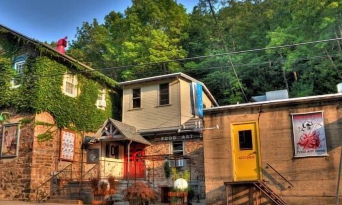 Ashfield Haus | In Town Loft im 19 C Steinwireworks Factory (2000+ sq ft)