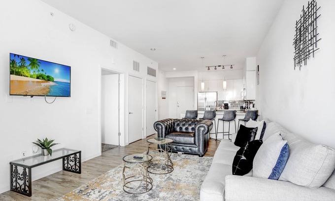 Channel District Wohnung | Includes access to top of the line Gym, Luxary Pool, & City View Sky Lounge