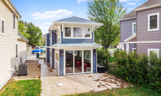 Syracuse Haus | Incredbile View of Lake Wawasee with sandy lake bottom