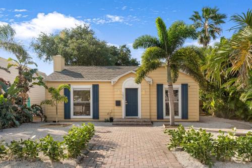 Parrot Cove Haus | Incredible 3br Home with Yard near Beach and Downtown