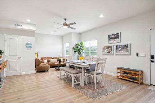 Midway City Haus | Incredible Value for 12 guests, New 3BR Home by Disneyland, Knott's, Beach