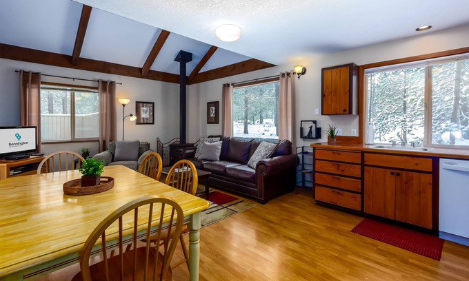 Deer Park Haus | Charmantes Haus mit offenem Grundriss im Herzen von Surniver, Hot Tub- INDI02