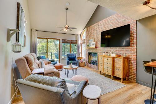The Galena Territory Haus | Indoor Pool Access and Deck Galena Family Getaway!