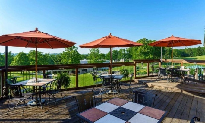 Cheat Lake Wohnung | Indulgent Haven: Studio w Indoor Pool & Spa Sauna