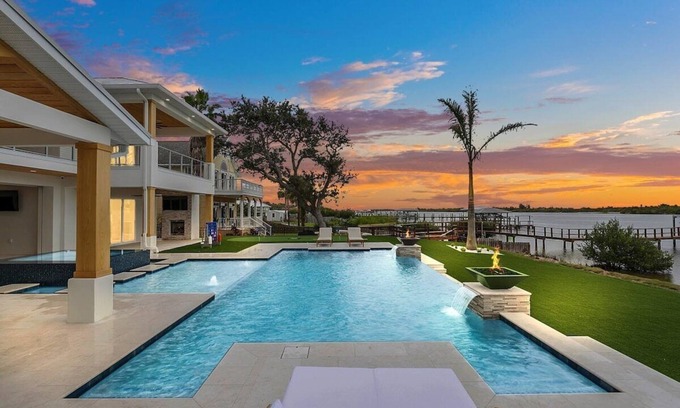 Totem Park Haus | Infinity Pool Paradise Luxe Waterfront Living