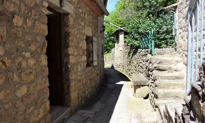 Blaunac Sonstige | Inside a quiet and charming typical Cévennes hamlet with an open view