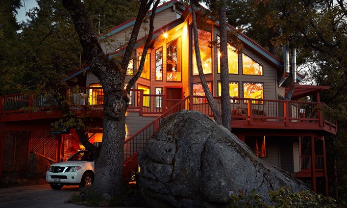 Yosemite West Haus | In Yosemite N. P. Tore!Unser Luxushaus ist nur wenige Minuten von den Attraktionen des Tals entfernt.