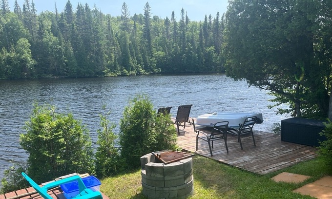 Sainte Rose du Nord Skihütte | Intimate chalet, renovated, on the edge of the lake with direct access to snowmobile trails