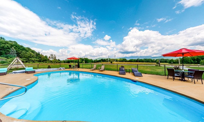 Thornton Kabine | Intimate cottage with a kitchenette, WiFi, gas grill & seasonal pool