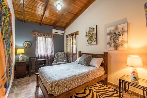 Barrio Las Parcelas Haus | Intimate Earthy Vibe - Bedroom in a Tropical Paradise