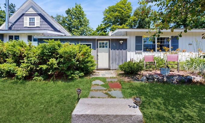 North Conway Eigentumswohnung | Intown home w/ views, private deck & firepit; close to Mt. Cranmore