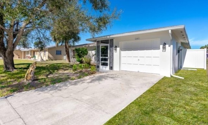 Oakland Hills Haus | Introducing Caddy Shack,the perfect abode for your short-term stay. This delightful 2 bed, 2 bath canal home has been thoughtfully remodeled to exude a beachy atmosphere