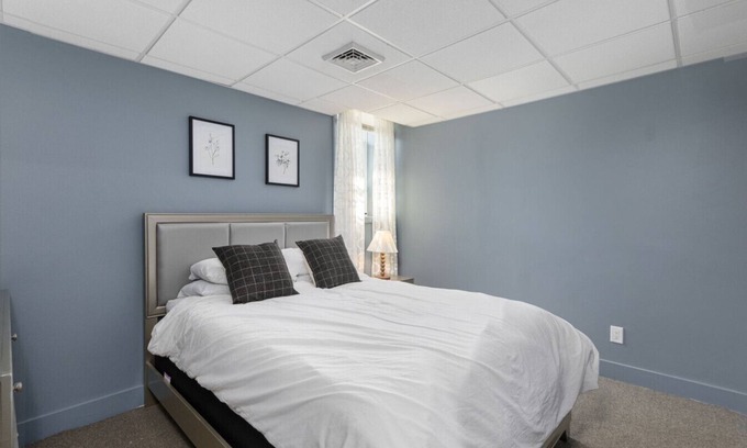 Off Broadway Wohnung | Inviting 1BR Suite with Parking!