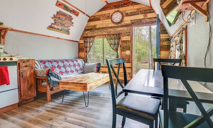 Vulcan Kabine | Inviting Des Arc Cabin w/ Fire Pit + Deck!