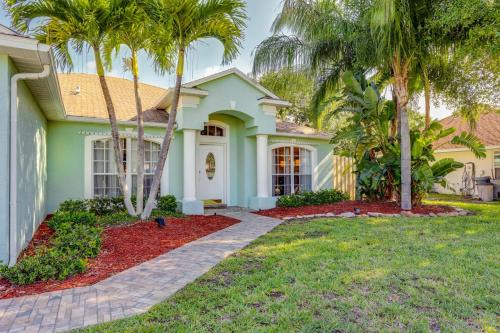 Jensen Beach Haus | Inviting Jensen Beach Home with Screened-In Patio!