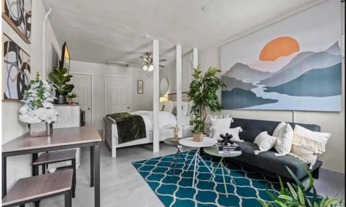 Bryant Wohnung | Inviting Oasis - Cozy, Spotless, and Comfortable Room