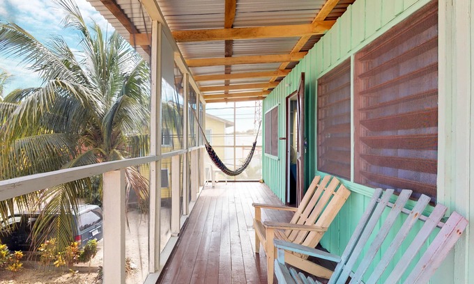 Placencia Kabine | Einladende, renovierte Cabana. Laufen Sie zu Geschäften, Restaurants und zum Strand!