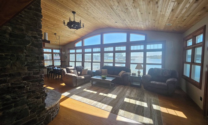 Warsaw Haus | Irish Lakefront home. Pets, dock, fishing, kayaks.