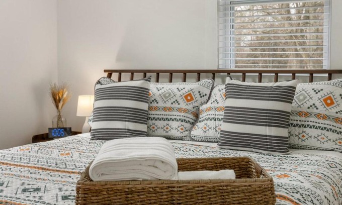 Broken Arrow Wohnung | Irresistible Boho Get Away w/ KING Bed!