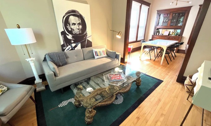 Irving Park Haus | Irving Park/Avondale Updated Vintage Top Unit in 2-Flat