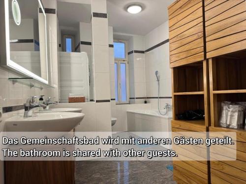 Deutsches Museum Haus | Isartor Rooms - SHARED BATHROOM