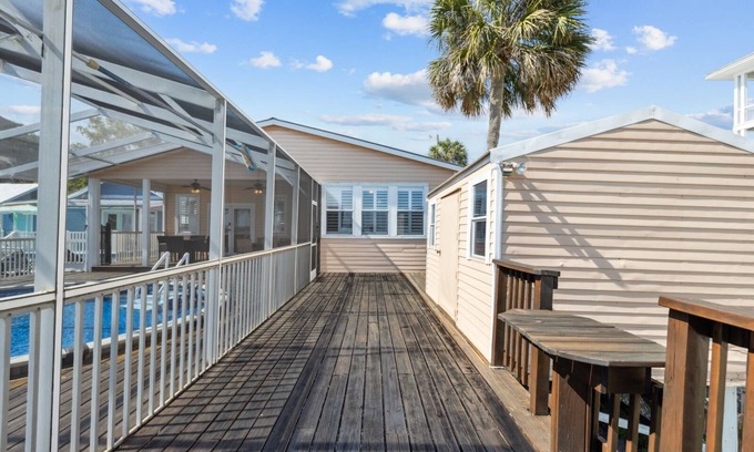 Cedar Key Haus | Island Time with a Pool!