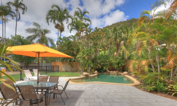 Arcadia Wohnung | Island View Unit 2 - Renovated, modern and across the road from Geoffrey Bay Beach