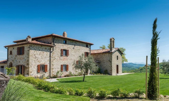 Monte Santa Maria Tiberina Villa | Atemberaubendes, neu restauriertes, auf einem Hügel gelegenes Anwesen aus dem 16. Jahrhundert mit angrenzender Kirche