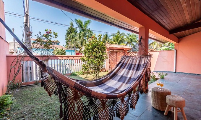 Raul Cury Haus | Itanhaém Casa ampla com piscina e churrasqueira a 300m da praia