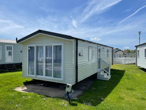 Sandown Kabine | J2 static caravan at Fairway Holiday Park