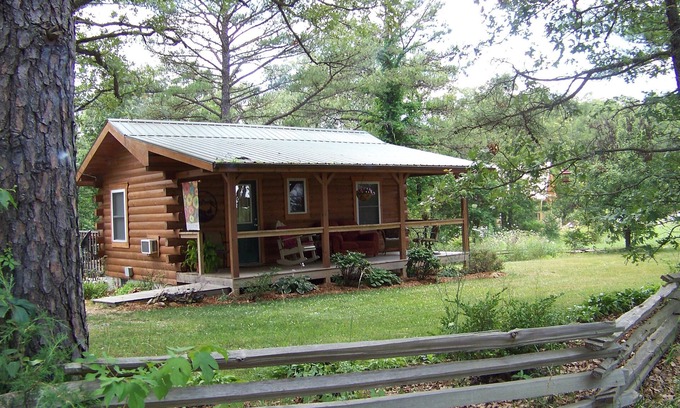 Steelville Kabine | Jacks Log Cabin In der Nähe Meramec River in ruhiger Waldeinstellung mit Whirlpool