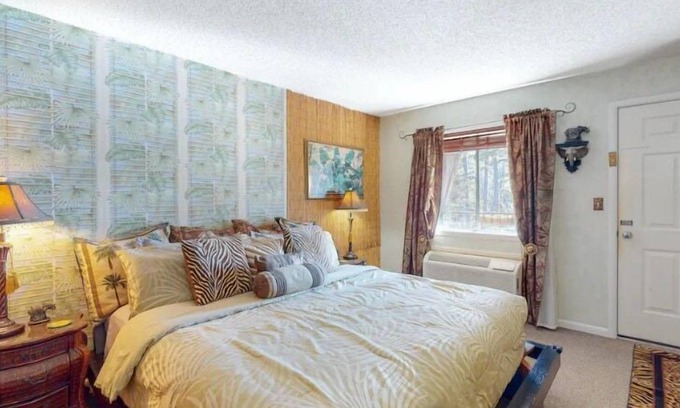 Eureka Springs Historic District Hotel | Jacuzzi Suite 205 at Tradewinds