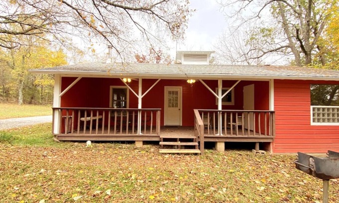 Eureka Springs Kabine | Jacuzzi Tub Secluded Cabin w/ Pond Downtown 3 mi
