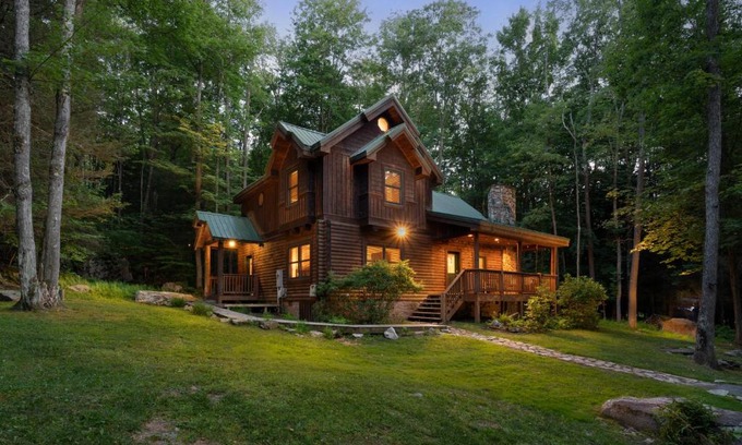 Thayerville Haus | Jamesons Cabin! 8 Minutes to Wisp, HotTub, FirePit, Pets, EV Chgr